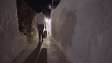 优雅的女人走狭窄的街晚上圣托里尼岛希腊旅游visitin圣托里尼岛<strong>地标性建筑</strong>aio